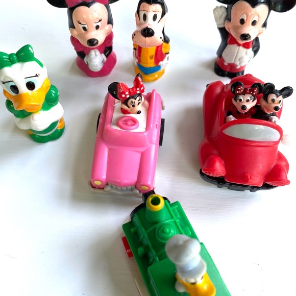 Seven vintage Disney figurines. Minnie Mickey daisy and Goofy - Picture 3 of 11